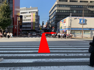 田町駅西口横断歩道を渡って